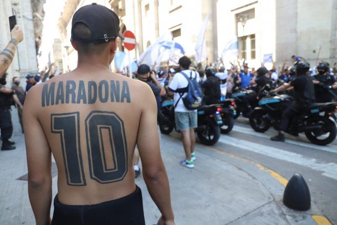Homenajean a Diego Maradona en distintos puntos del país.
