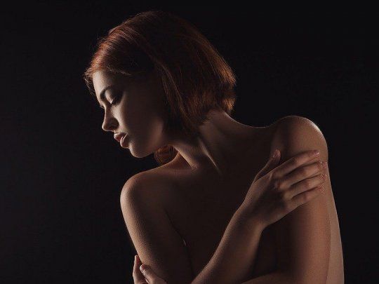 ¿Cómo humectar la piel? Con productos que contengan aceites y mantecas naturales en su formulación, como la de karité o la de cacao, entre otros.