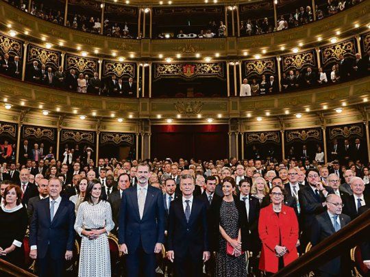 Postal. Mauricio Macri, los reyes Felipe VI y Letizia, y el gobernador Juan Schiaretti, a la cabeza de la inauguración ayer del Congreso en el espléndido Teatro del Libertador General San Martín, remodelado para la ocasión.