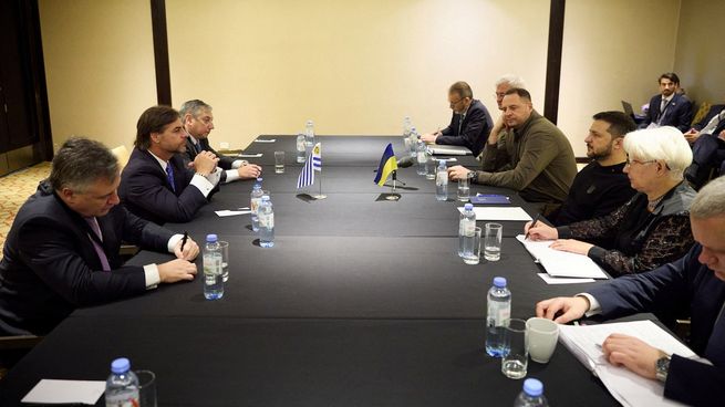 Luis Lacalle Pou y  Volodímir Zelenski se reunieron en 2023 en Buenos Aires, en el marco de la asunción presidencial de Javier Milei en Argentina.