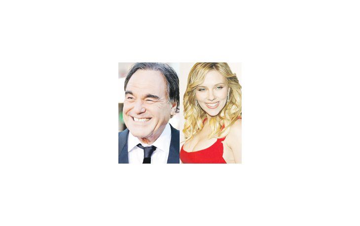 Oliver Stone y Scarlett Johansson