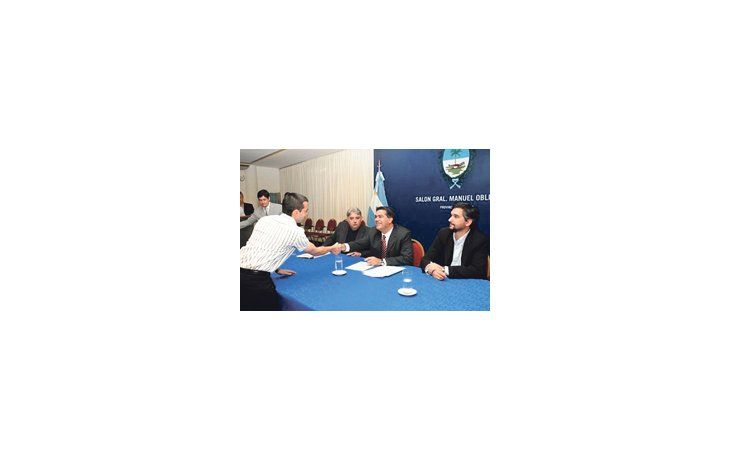 La última aparición pública de Capitanich como gobernador fue ayer durante la rúbrica de acuerdos de precios por 180 días con supermercadistas y con comercializadores de bienes y servicios en general.