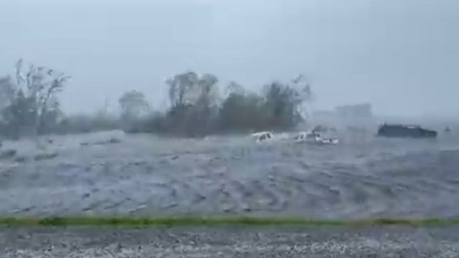 Vehículos bajo el agua en Golden Meadow,  Louisiana.