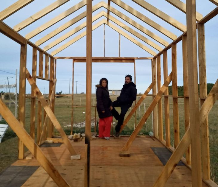 Rocío Britez y Javier Monzón junto con los avances iniciales de una micro casa Rocío Britez y Javier Monzón junto con los avances iniciales de una micro casa