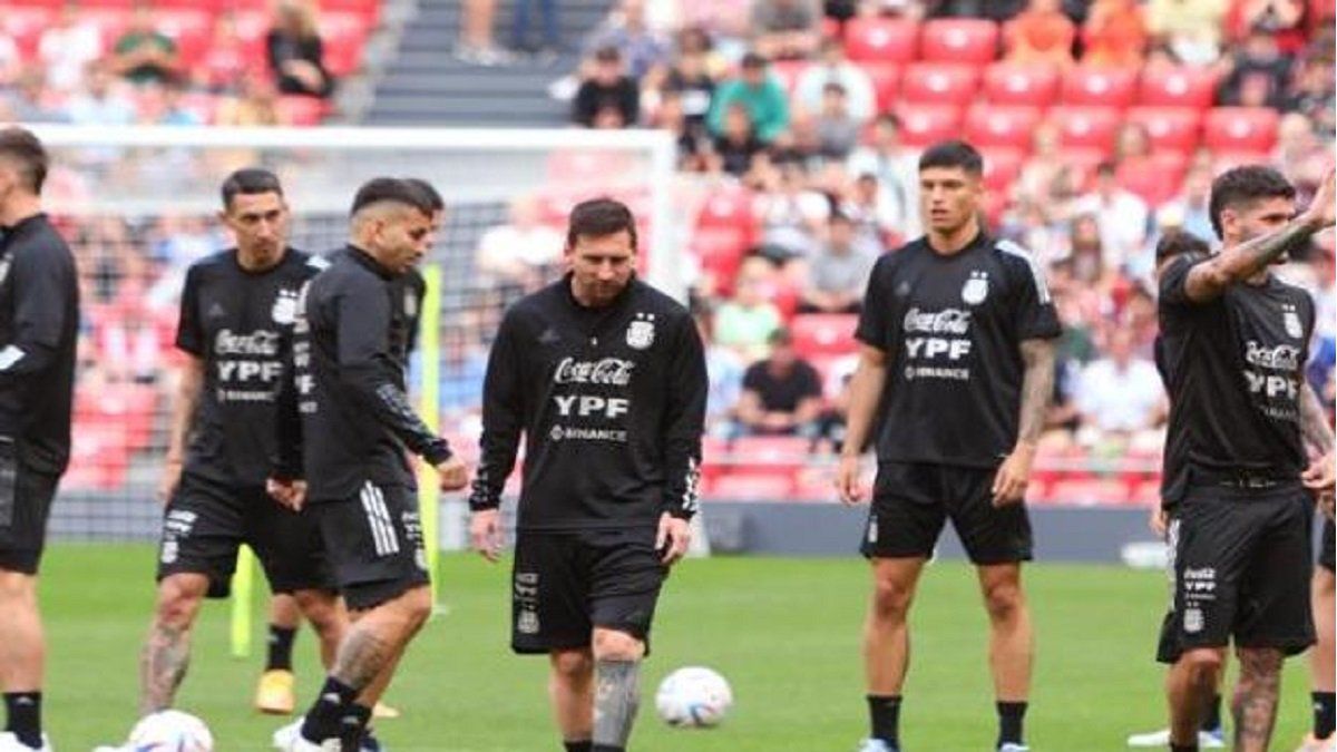 The National Team trained behind open doors, before 15,000 people