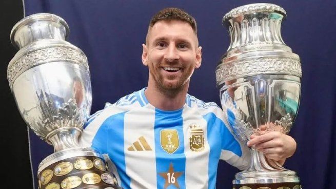 Lionel Messi y una imagen para la historia con las dos Copa América que conquistó.