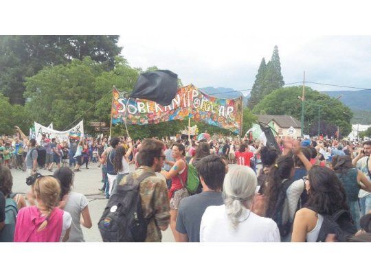 La protesta fue para rechazar la construcción de un centro turístico de lujo en el cerro Perito Moreno, en una empresa cuyos vínculos llevarían a Joe Lewis. El empresario es cuestionado por la comunidad de la comarca por haber comprado tierras en Lago Escondido, espejo de agua al que convirtió en propiedad privada.