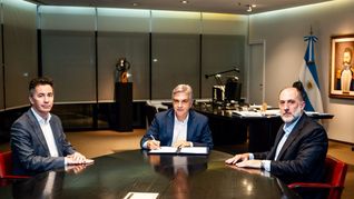 Martín Llaryora durante la firma del Alivio Cordobés.