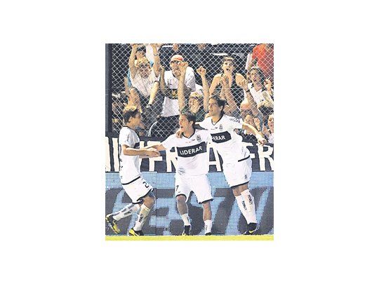 Guillermo Barros Schelotto abraza a Juan Neira, quien marcó los dos goles con que Gimnasia le ganó a Tigre.