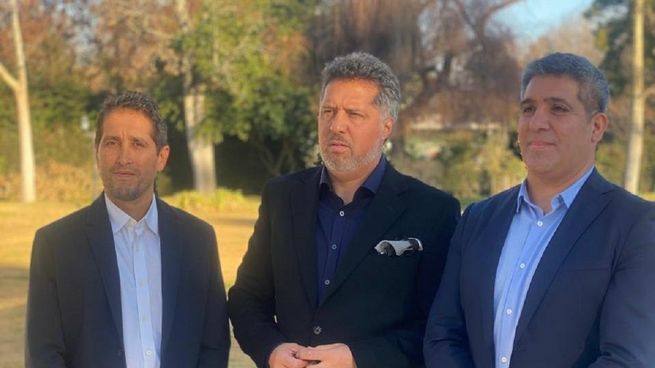 Juan Manuel Manganaro, Presidente del Grupo Gaman en el centro y Mauricio Morales, Gerente General de APRYMA a su izquierda.