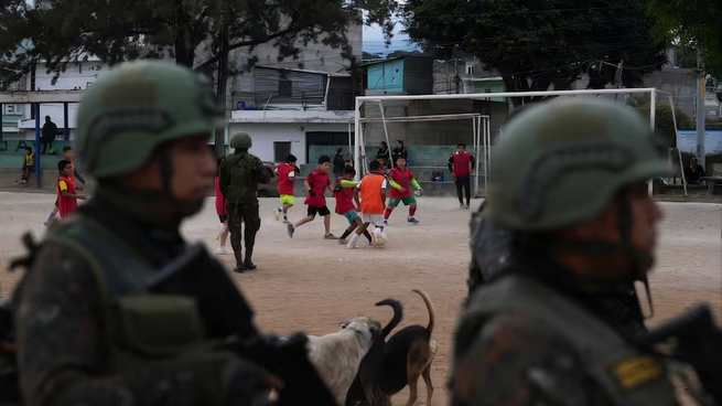 Fuerzas de seguridad guatemaltecas durante uno de los operativos desplegados bajo el estado de sitio decretado por el gobierno de Bernardo Arévalo.