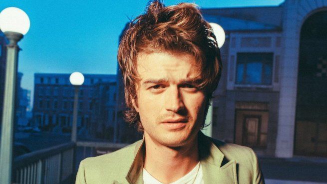 Joe Keery llega con su proyecto musical.