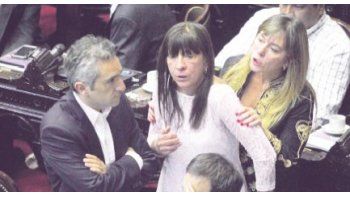 Tensión. Juliana Di Tullio, Diana Conti y Andrés Larroque no lograban sentar a los diputados del FpV. Enojo de Carlos Kunkel con La Cámpora.