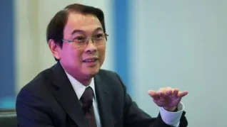 Realizó una jugada bastante arriesgada, pero salió bien y ganó miles de millones de dólares. Realizó una jugada bastante arriesgada, pero salió bien y ganó miles de millones de dólares.