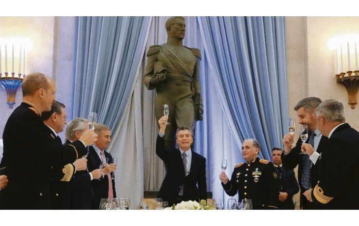 ámbito.com | Gala. Macri encabezó anoche la cena anual de camaradería de las Fuerzas Armadas. Allí ratificó la reforma militar.