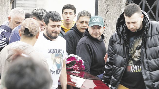 Adiós. Los restos de la niña de 11 años se despidieron ayer en un velatorio en la casa donde vivía.