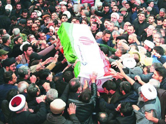 Conmoción. Una multitud despidió en Teherán los restos del general Qasem Suleimani, asesinado por un ataque estadounidense con un dron (izquierda). El llanto del líder supremo de Irán, Alí Jameneí, sorprendió a todo el país.