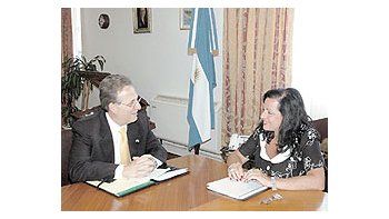 ámbito.com | El embajador de Estados Unidos, Earl Anthony Wayne, y la ministra de Defensa, Nilda Garré, mantuvieron ayer una reunión en la que dialogaron acerca de las «prioridades» militares bilaterales, aunque eludieron temas calientes, como los radares y la designa