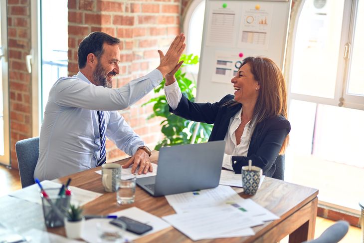 The reasons why the end of year parties are a trigger for rapprochements between co-workers.