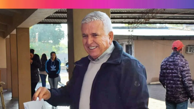 El diputado nacional Juan Carlos Polini, al emitir su voto en Coronel Du Graty.