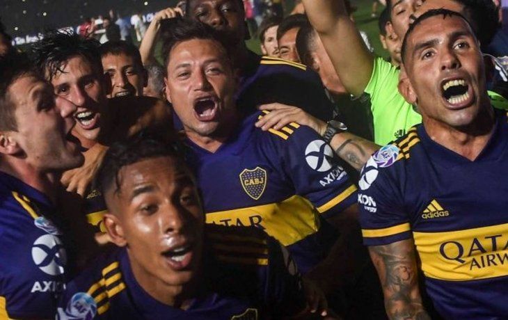 Mauro Zárate festeja el último título de Boca con sus compañeros.