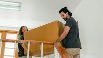 Una pareja traslada cajas en su mudanza. En Argentina, cambiar de casa sigue siendo una excepción marcada por barreras económicas y falta de financiamiento