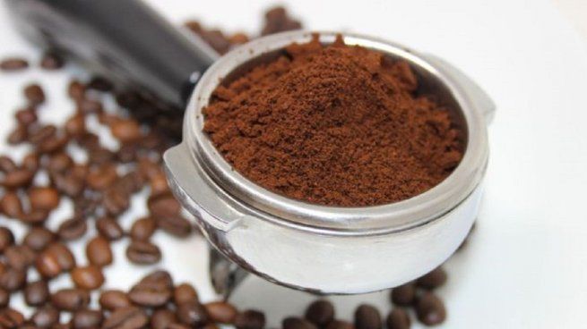 El café, clave para eliminar el olor a cigarrillo del auto