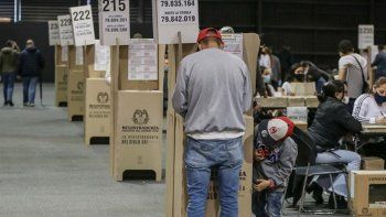 mas de 300.000 uniformados custodiaron los comicios este domingo en colombia
