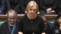 Liz Truss rinde tributo a la reina Isabel II y el rey Carlos III en el Parlamento.