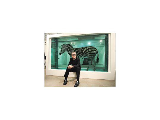 Hirst, con cebra en formol a sus espaldas. El controvertido artista inglés, en el peor momento para los mercados, marcó nuevo récord en venta individual, y sin intermediación de galerías.