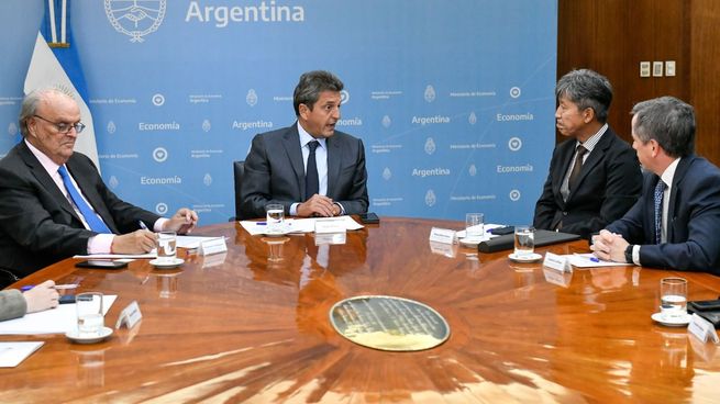 Massa recibió en el Palacio de Hacienda al CEO de Toyota Latinoamérica y Caribe, Masahiro Inoue, junto con el presidente de Toyota Argentina, Gustavo Salinas; del encuentro también participó el secretario de Industria y Desarrollo Productivo, José Ignacio de Mendiguren.