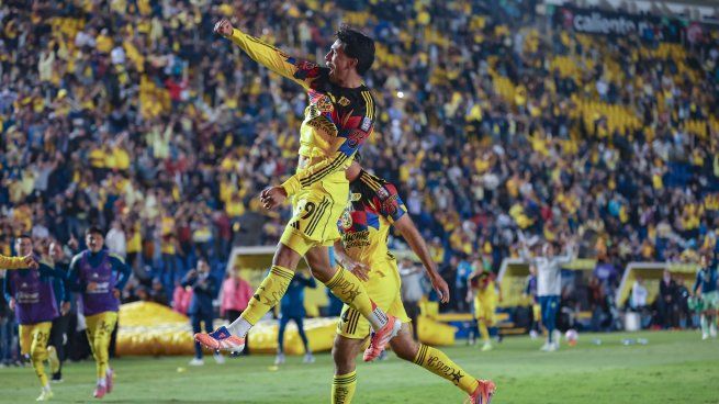 Ramón Juárez festeja su gol con el que América le ganó de forma agónica a Puebla, tras jugarse parcialmente la Jornada 14 del Apertura 2025.