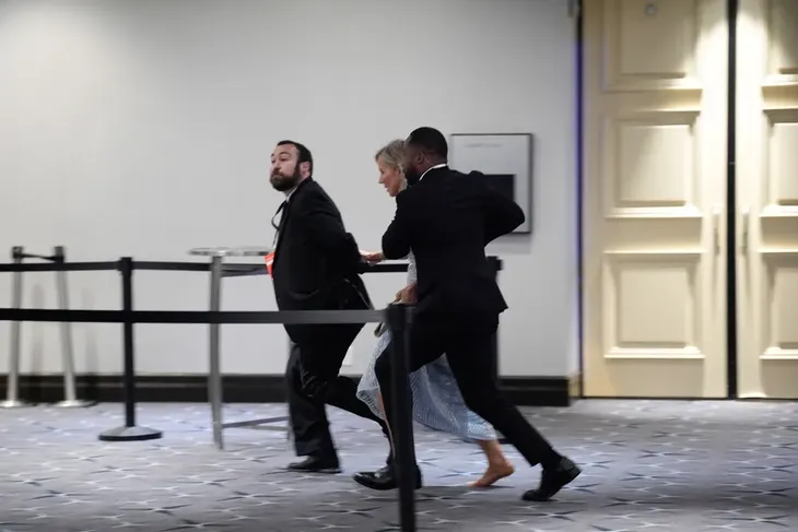 Los asistentes fueron rápidamente evacuados del Washington Hilton.