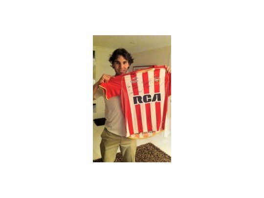 Rafael Nadal junto a la camiseta de Estudiantes.