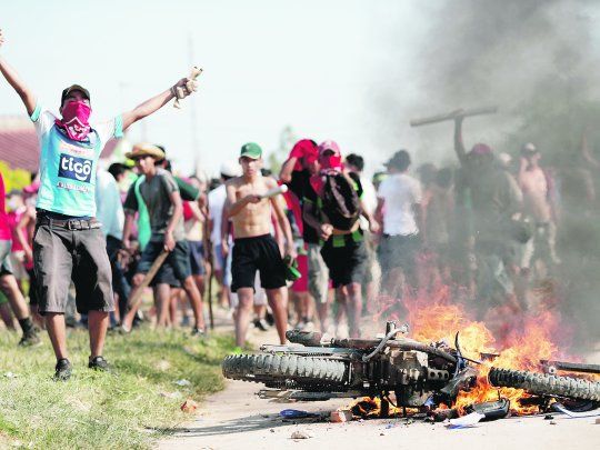 DESMANES. Partidarios de Evo Morales se enfrentaron con seguidores de Carlos Mesa en Santa Cruz, epicentro de las principales protestas. &nbsp;