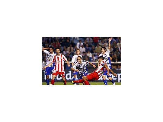 Mientras Diego Colotto reclama una posición adelantada, Sergio Agüero convierte su noveno gol en siete partidos.