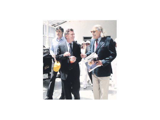 Mauricio Macri explicó que no firma el documento del Foro de Convergencia Empresarial que circuló en el coloquio de IDEA para que lo suscribiesen los “presidenciables”. En la foto, Macri aparece presentando ayer una carrera de autos.