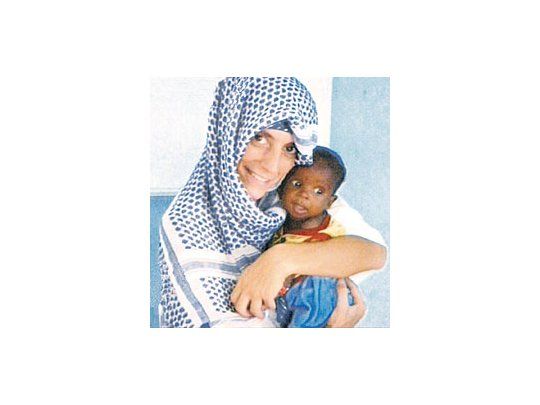 Pilar Bouzá posa junto a uno de los niños somalíes desplazados,en cuya nutrición trabajaba. Su familia destacó suvocación humanitaria, que la llevó a unirse a Médicos SinFronteras.
