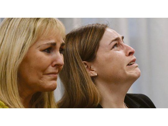 Las dos caras. Cuando se conoció el fallo, la víctima, Giuliana Belén Peralta, rompió en llanto y dijo: “Espero que vaya preso”. El futbolista, por su parte, mantuvo una expresión serena hasta que abandonó la sala escoltado.