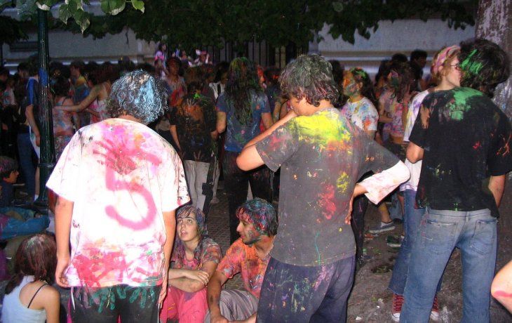 Los festejos del &Uacute;ltimo Primer D&iacute;a suelen estar acompa&ntilde;ados por disturbios, pintadas y menores consumiendo alcohol.