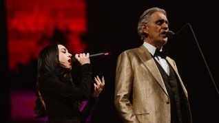 Nicki Nicole junto a Andrea Bocelli.