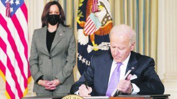 Acto. El presidente Joe Biden firmó el decreto en su despacho acompañado por la vicepresidenta Kamala Harris.