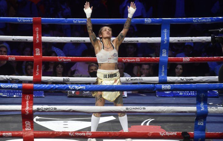 La entrerriana Débora Dionicius acabó con el invicto de la formoseña Marcela Tigresa Acuña en el Luna Park y se coronó campeona interina pluma de la Organización Mundial de Boxeo (OMB), al vencerla por puntos con fallo unánime en la pelea estelar de la velada La leyenda continúa, que significó el regreso de la actividad al mítico escenario porteño.