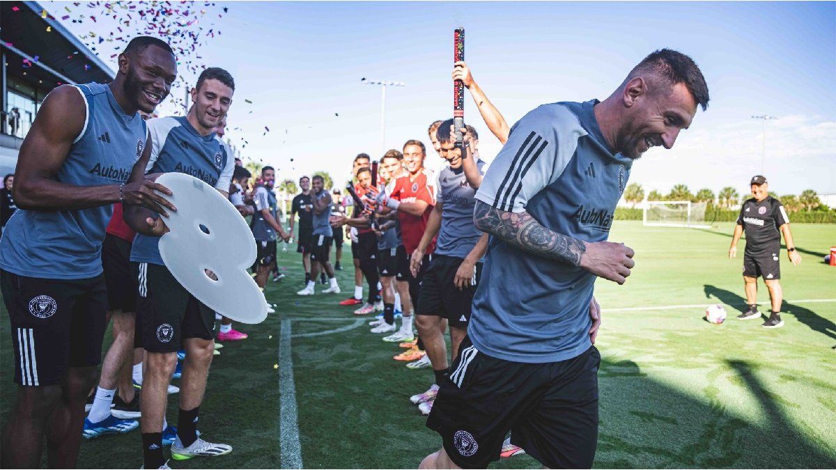 Messi celebrated the Ballon d’Or with the kids from the Inter Miami Academy