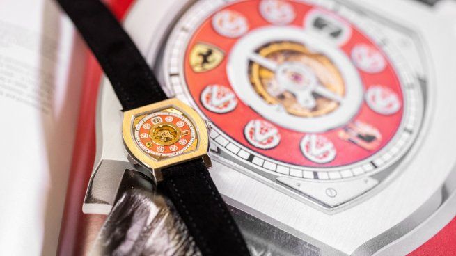 Dos de los relojes fueron fabricados a medida para Schumacher y le fueron entregados como regalo de Navidad en 2003 y 2004 por su jefe de equipo en Ferrari, Jean Todt.