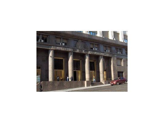 Gobierno reasigna partidas y reduce gastos en $ 145 M