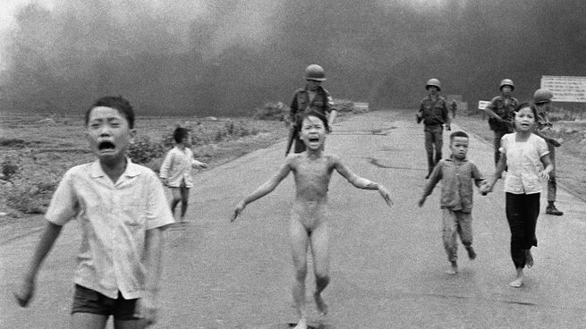 La icónica foto que muestra a un grupo de niños huyendo del napalm en Vietnam. 