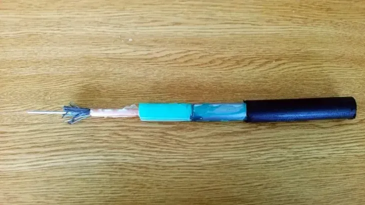 El cable submarino que proveé internet es mucho más chico de lo que uno se imagina. El cable submarino que proveé internet es mucho más chico de lo que uno se imagina.