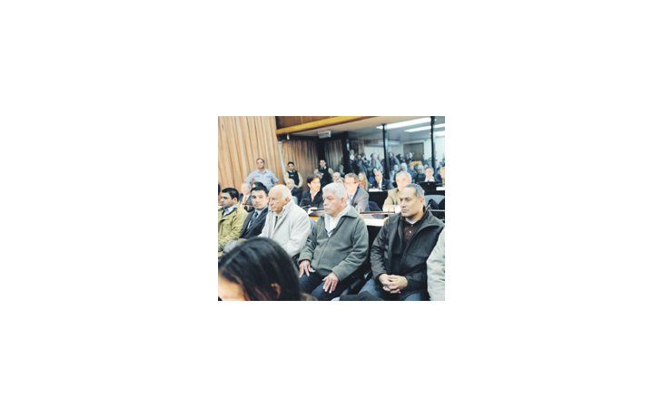 ámbito.com | Cerca del mediodía de ayer Pedraza ingresó por primera vez a la sala donde será juzgado como presunto instigador del crimen. Se mantuvo en silencio y casi sin gesticular. Sólo levantaba la mirada cuando los jueces lo nombraban y por momentos dormitaba.