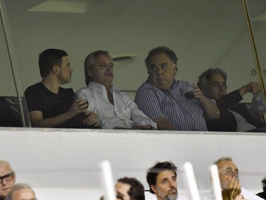 Alberto Fernández junto al vicepresidente segundo de Vélez, Augusto Costa.